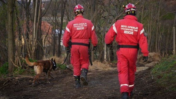 У БАЊСКО ПОЉЕ НОЋАС СТИГЛО ХИТНО ПОЈАЧАЊЕ ЗБОГ НЕСТАЛЕ ДЕВОЈЧИЦЕ: Спасилачки тимови са псом у акцији на месту где је нестала Данка