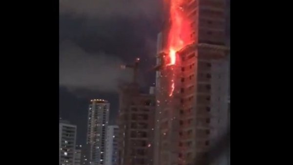 ХОРОР У БРАЗИЛУ: Гори зграда од 28 спратова, падају делови ужарене фасаде на улицу ХОРОР У БРАЗИЛУ: Гори зграда од 28 спратова, падају делови ужарене фасаде на улицу