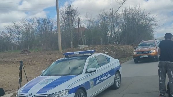 МИНИСТАР ГАШИЋ СТИГАО ПРЕД КУЋУ ГДЕ ЈЕ ДАНКА (2) НЕСТАЛА МИНИСТАР ГАШИЋ СТИГАО ПРЕД КУЋУ ГДЕ ЈЕ ДАНКА (2) НЕСТАЛА