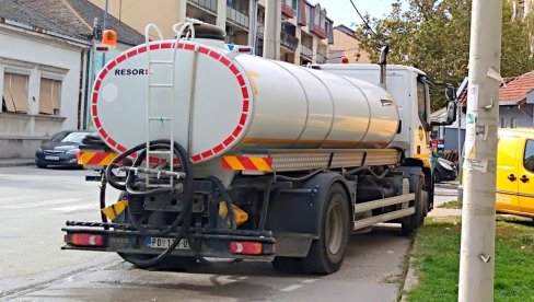 ZBOG ZAGAĐENE VODE: Cisterne na petrovačkim ulicama ZBOG ZAGAĐENE VODE: Cisterne na petrovačkim ulicama