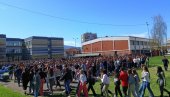УЧЕНИЦИ ПОЛОЖИЛИ ИСПИТ: У Краљеву одржана успешна вежба евакуације у случају земљотреса УЧЕНИЦИ ПОЛОЖИЛИ ИСПИТ: У Краљеву одржана успешна вежба евакуације у случају земљотреса