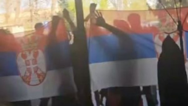СКАНДАЛ: Динкови јуришници у походу на српску заставу (ВИДЕО) СКАНДАЛ: Динкови јуришници у походу на српску заставу (ВИДЕО)