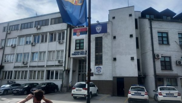 ГАШИЋ НАПУСТИО ЗГРАДУ ПОЛИЦИЈЕ У БОРУ: Министар обишао припаднике МУП-а који трагају за малом Данком (ВИДЕО) ГАШИЋ НАПУСТИО ЗГРАДУ ПОЛИЦИЈЕ У БОРУ: Министар обишао припаднике МУП-а који трагају за малом Данком (ВИДЕО)