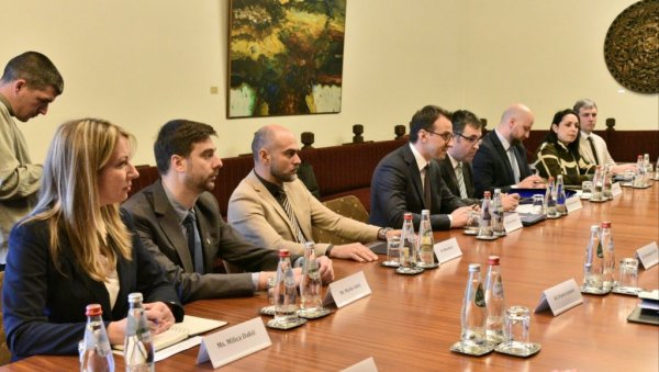 ЧИНЕ СВЕ ДА ПРОТЕРАЈУ СРБЕ СА КИМ: Петковић разговарао са представницима земаља Квинте и шефом Делегације ЕУ ЧИНЕ СВЕ ДА ПРОТЕРАЈУ СРБЕ СА КИМ: Петковић разговарао са представницима земаља Квинте и шефом Делегације ЕУ