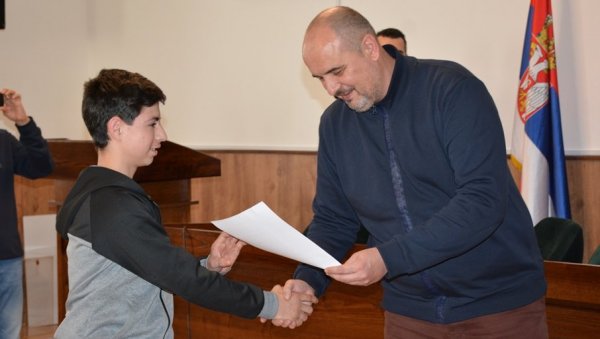 СТИПЕНДИЈЕ ЗА 37 СТУДЕНАТА И СРЕДЊОШКОЛАЦА У НЕГОТИНУ Поново помоћ одликашима СТИПЕНДИЈЕ ЗА 37 СТУДЕНАТА И СРЕДЊОШКОЛАЦА У НЕГОТИНУ Поново помоћ одликашима