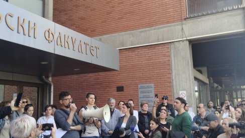 ODRŽAN I SKUP PODRŠKE GRUHONJIĆU: Studenti zbog govora mržnje nastavljaju blokadu Filozofskog fakulteta u Novom Sadu ODRŽAN I SKUP PODRŠKE GRUHONJIĆU: Studenti zbog govora mržnje nastavljaju blokadu Filozofskog fakulteta u Novom Sadu