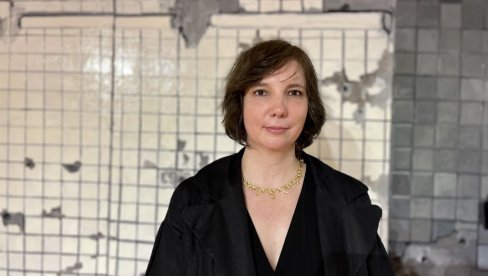 УПОЗОРЕЊЕ ЗА БУЂЕЊЕ: Сликарка Биљана Ђурђевић води публику кроз изложбу Последња вечера УПОЗОРЕЊЕ ЗА БУЂЕЊЕ: Сликарка Биљана Ђурђевић води публику кроз изложбу Последња вечера
