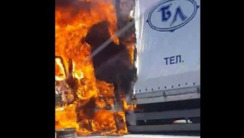 VATRA PROGUTALA KABINU, KULJA CRNI DIM: Gori kamion na auto-putu kod Merošine (VIDEO)