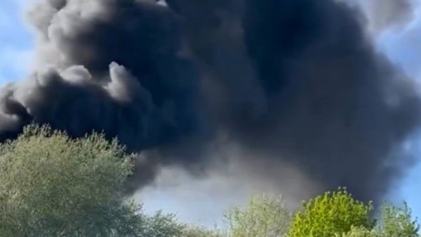 ВЕЛИКИ ПОЖАР У НОВОМ САДУ: Црни дим куља на све стране, гори на дечјем игралишту (ВИДЕО) ВЕЛИКИ ПОЖАР У НОВОМ САДУ: Црни дим куља на све стране, гори на дечјем игралишту (ВИДЕО)