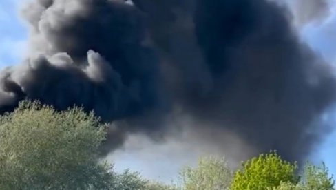 VELIKI POŽAR U NOVOM SADU: Crni dim kulja na sve strane, gori na dečjem igralištu (VIDEO)