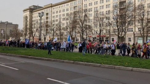 SPREMNOST ZA BORBU? NIKADA VIŠE: Protest u Berlinu, hiljade ljudi izašlo na ulice (VIDEO) SPREMNOST ZA BORBU? NIKADA VIŠE: Protest u Berlinu, hiljade ljudi izašlo na ulice (VIDEO)