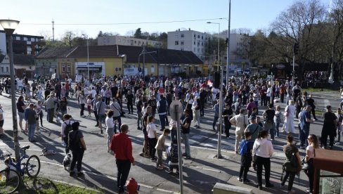STOP KVADRATIMA, ZA ZDRAVU SREDINU: Stanovnici blokova blokirali raskrsnicu Gancijeve i Vojvođanske ulice STOP KVADRATIMA, ZA ZDRAVU SREDINU: Stanovnici blokova blokirali raskrsnicu Gancijeve i Vojvođanske ulice