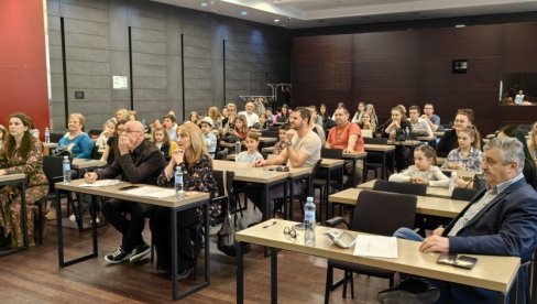 PESNIČE NARODA MOG: Takmičenje najboljih recitatora iz škola na Vračaru PESNIČE NARODA MOG: Takmičenje najboljih recitatora iz škola na Vračaru