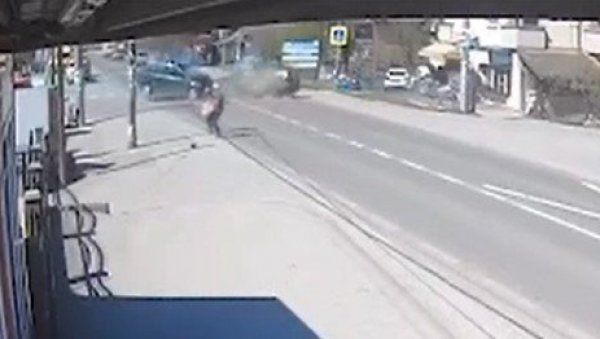 ПОЈАВИО СЕ ЈЕЗИВ СНИМАК СА МЕСТА НЕСРЕЋЕ: Жесток судар код Трстеника, делови аута летели на све стране (ВИДЕО) ПОЈАВИО СЕ ЈЕЗИВ СНИМАК СА МЕСТА НЕСРЕЋЕ: Жесток судар код Трстеника, делови аута летели на све стране (ВИДЕО)