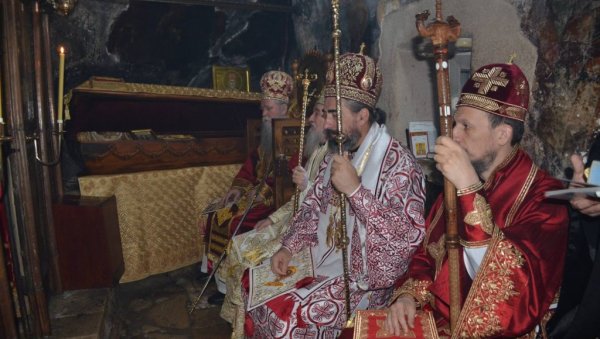 НАКОН ВИШЕ ОД 20 ГОДИНЕ: Пресвучена мошти Светог Василија Острошког НАКОН ВИШЕ ОД 20 ГОДИНЕ: Пресвучена мошти Светог Василија Острошког