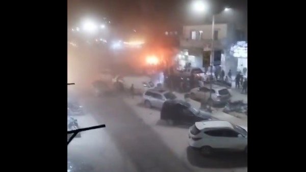 ПОКОЉ НА ПИЈАЦИ, ТЕЛА ЛЕЖЕ ОКОЛО: Први снимци из сиријског града којим управљају противници Асада експлодирао ауто-бомба (ВИДЕО) ПОКОЉ НА ПИЈАЦИ, ТЕЛА ЛЕЖЕ ОКОЛО: Први снимци из сиријског града којим управљају противници Асада експлодирао ауто-бомба (ВИДЕО)