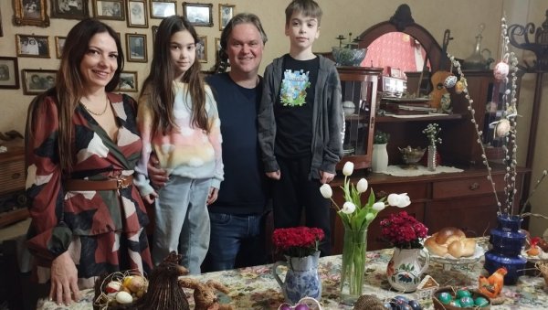 ОБИЧАЈИ ОКУПЉАЈУ ПОРОДИЦУ: Верници који прате Грегоријански календар прослављају највећи хришћански празник Ускрс ОБИЧАЈИ ОКУПЉАЈУ ПОРОДИЦУ: Верници који прате Грегоријански календар прослављају највећи хришћански празник Ускрс