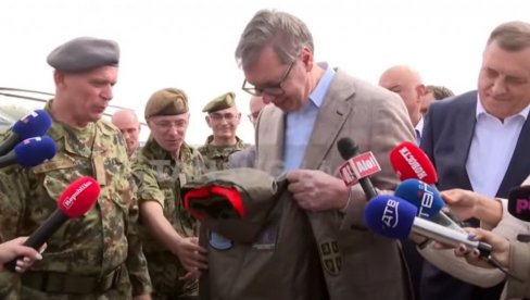 VUČIĆ DOBIO PILOTSKU JAKNU: Poklon od Ratnog vazduhoplovstva VUČIĆ DOBIO PILOTSKU JAKNU: Poklon od Ratnog vazduhoplovstva