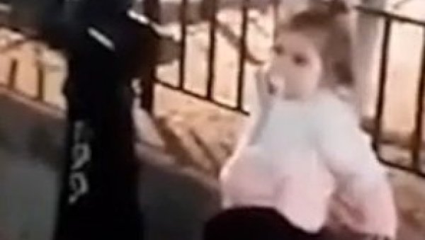УЈАК НЕСТАЛЕ ДЕВОЈЧИЦЕ ПОГЛЕДАО СНИМАК ИЗ БЕЧА: Коса и ход јесу као Данкини, није имала цуцлу са собом (ВИДЕО) УЈАК НЕСТАЛЕ ДЕВОЈЧИЦЕ ПОГЛЕДАО СНИМАК ИЗ БЕЧА: Коса и ход јесу као Данкини, није имала цуцлу са собом (ВИДЕО)