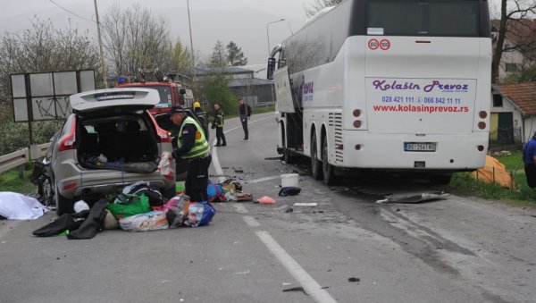 ПОГИНУО ВОЗАЧ: Тешка саобраћајна несрећа на Ибарској магистрали (ФОТО) ПОГИНУО ВОЗАЧ: Тешка саобраћајна несрећа на Ибарској магистрали (ФОТО)