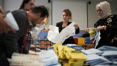 PRVI REZULTATI IZBORA U TURSKOJ: Opozcioni kandidat proglasio pobedu u Ankari PRVI REZULTATI IZBORA U TURSKOJ: Opozcioni kandidat proglasio pobedu u Ankari