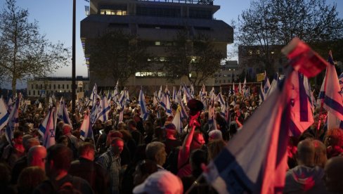 СВЕ ВЕЋИ ПРОТЕСТИ ПРОТИВ НЕТАНЈАХУА: У Јерусалиму више од 100.000 људи тражило оставку Владе СВЕ ВЕЋИ ПРОТЕСТИ ПРОТИВ НЕТАНЈАХУА: У Јерусалиму више од 100.000 људи тражило оставку Владе