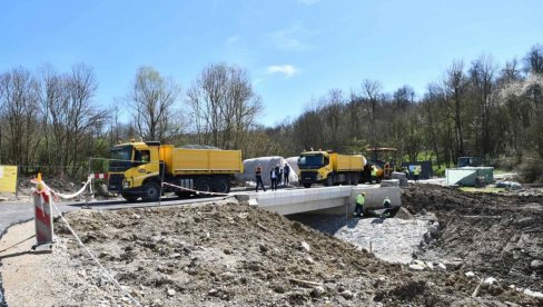 GRADE MOST PREMA MANASTIRU: Obnova infrastrukture oštećene poplavama u kraljevačkom kraju (FOTO) GRADE MOST PREMA MANASTIRU: Obnova infrastrukture oštećene poplavama u kraljevačkom kraju (FOTO)