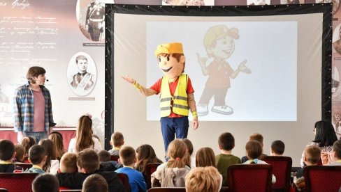 SAMO PAŽLJIVO JE BEZBEDNO: Edukativna predstava za kraljevačke osnovce SAMO PAŽLJIVO JE BEZBEDNO: Edukativna predstava za kraljevačke osnovce