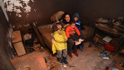 ŽITELJI LAPOVA UDRUŽENI U POMOĆI ANI PETROVIĆ, SAMOHRANOJ MAJCI TROJE DECE: Požar im progutao dom, sanjaju da dobiju novi ŽITELJI LAPOVA UDRUŽENI U POMOĆI ANI PETROVIĆ, SAMOHRANOJ MAJCI TROJE DECE: Požar im progutao dom, sanjaju da dobiju novi