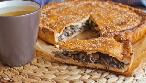 POSNA PITA OD ŠAMPINJONA: Pravi se lako, idealna za bilo koje doba dana POSNA PITA OD ŠAMPINJONA: Pravi se lako, idealna za bilo koje doba dana