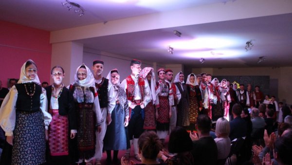 РЕВИЈА НОШЊИ ИЗ ЗАВИЧАЈА: Несвакидашња презентација чувара традиције из сомборског села Станишић РЕВИЈА НОШЊИ ИЗ ЗАВИЧАЈА: Несвакидашња презентација чувара традиције из сомборског села Станишић