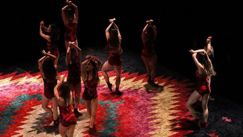 POKRET NA RAZMEĐI VREMENA: Savršene plesne različitosti na umetničkoj sceni 21. Festivala igre u Beogradu POKRET NA RAZMEĐI VREMENA: Savršene plesne različitosti na umetničkoj sceni 21. Festivala igre u Beogradu
