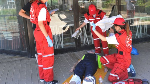 АПАРАТЕ ЗА ОЖИВЉАВАЊЕ И НА СТАДИОНЕ: Иницијатива да се на јавним местима поставе дефибрилатори стара деценију и по, тек сада видимо помаке АПАРАТЕ ЗА ОЖИВЉАВАЊЕ И НА СТАДИОНЕ: Иницијатива да се на јавним местима поставе дефибрилатори стара деценију и по, тек сада видимо помаке