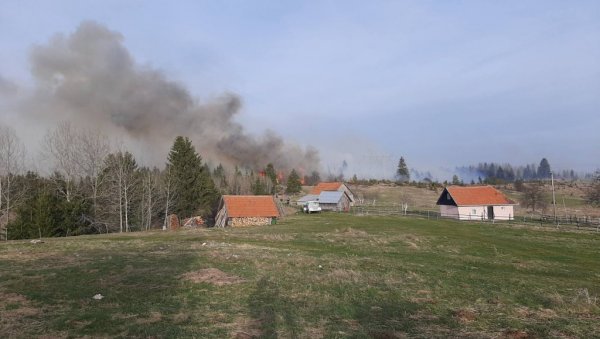 ОД ДИМА НЕ МОЖЕ ДА СЕ ДИШЕ: Код Пријепоља мештани у страху због великог пожара који се шири ка кућама (ФОТО)