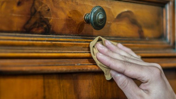 ЧИШЋЕЊЕ И ОДРЖАВАЊЕ СТОЛАРИЈЕ: Сирће и лаванда за дрво, детерџент за ПВЦ ЧИШЋЕЊЕ И ОДРЖАВАЊЕ СТОЛАРИЈЕ: Сирће и лаванда за дрво, детерџент за ПВЦ