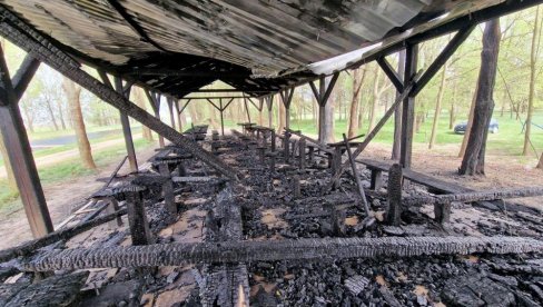 OSTALO SAMO ZGARIŠTe: Izgorelo popularno izletište kraj Malog bačkog kanala, nadomak Kule OSTALO SAMO ZGARIŠTe: Izgorelo popularno izletište kraj Malog bačkog kanala, nadomak Kule