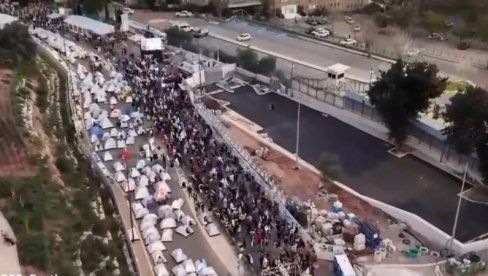 IZBORI U JERUSALIMU: Stotine ljudi okupilo se ispred Kneseta druge noći predizbornih protesta (VIDEO)