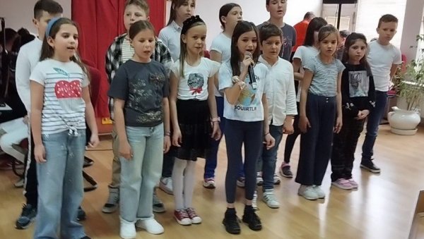 ДАХ ПАРИЗА КРАЈ ИБРА: И краљевачки основци обележили месец Франкофоније ДАХ ПАРИЗА КРАЈ ИБРА: И краљевачки основци обележили месец Франкофоније