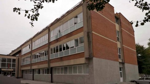 TEŽAK INCIDENT NA PARKINGU MEDICINSKE ŠKOLE U BERANAMA: Maloletnici teško povredili učenika (18) TEŽAK INCIDENT NA PARKINGU MEDICINSKE ŠKOLE U BERANAMA: Maloletnici teško povredili učenika (18)