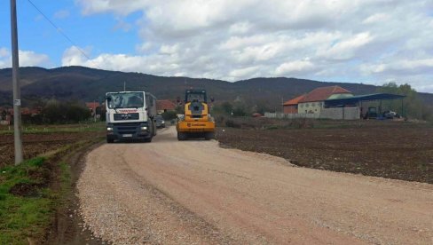 PUT ČEPURE-RAŠEVICA: U toku je rehabilitacija lokalne saobraćajnice kod Paraćina PUT ČEPURE-RAŠEVICA: U toku je rehabilitacija lokalne saobraćajnice kod Paraćina