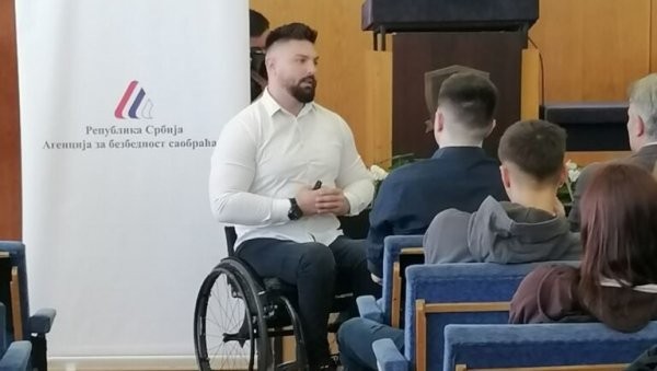 НА МАТУРУ БЕЗ АУТОМОБИЛА: Трибина о безбедности у саобраћају за будуће матуранте у Смедереву НА МАТУРУ БЕЗ АУТОМОБИЛА: Трибина о безбедности у саобраћају за будуће матуранте у Смедереву