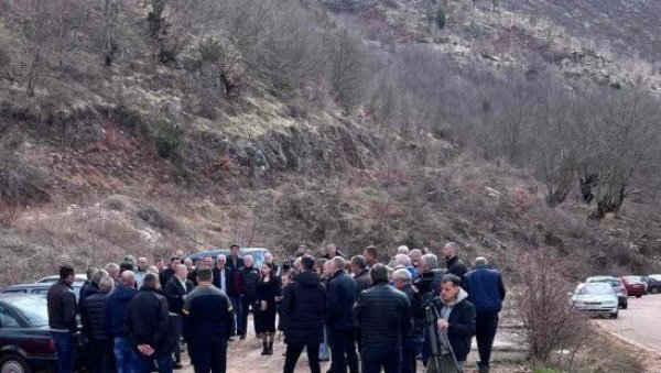 ЗАУСТАВЉЕНА ЕКСПЛОАТАЦИЈА РУДЕ: Бивши радници никшићких Рудника боксита блокирали су рудокоп Сеоца у Жупи никшићкој ЗАУСТАВЉЕНА ЕКСПЛОАТАЦИЈА РУДЕ: Бивши радници никшићких Рудника боксита блокирали су рудокоп Сеоца у Жупи никшићкој