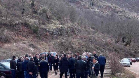 ZAUSTAVLJENA EKSPLOATACIJA RUDE: Bivši radnici nikšićkih Rudnika boksita blokirali su rudokop Seoca u Župi nikšićkoj ZAUSTAVLJENA EKSPLOATACIJA RUDE: Bivši radnici nikšićkih Rudnika boksita blokirali su rudokop Seoca u Župi nikšićkoj