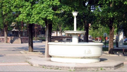 IZ NJE NEKADA TEKLO VINO, A POSLEDNJE DVE DECENIJE NI VODA: Bela livena fontana na Gradskom trgu u Vršcu ponovo počinje da radi (FOTO)