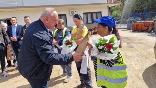 ЗАХВАЛНОСТ РАДНИЦИМА ЛОКАЛНОГ КОМУНАЛНОГ ПРЕДУЗЕЋА: Душица, Весна и Слађана Грделицу држе под конац