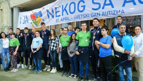 SVETSKI DAN OSOBA SA AUTIZMOM: Plavi baloni u Subotici SVETSKI DAN OSOBA SA AUTIZMOM: Plavi baloni u Subotici