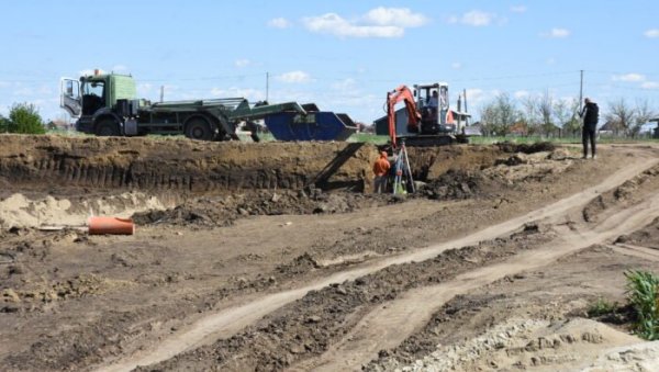 У УГРИНОВЦИМА ЈОШ 1.225 МЕСТА ЗА САХРАЊИВАЊЕ: Проширују гробље на ободу Земуна У УГРИНОВЦИМА ЈОШ 1.225 МЕСТА ЗА САХРАЊИВАЊЕ: Проширују гробље на ободу Земуна