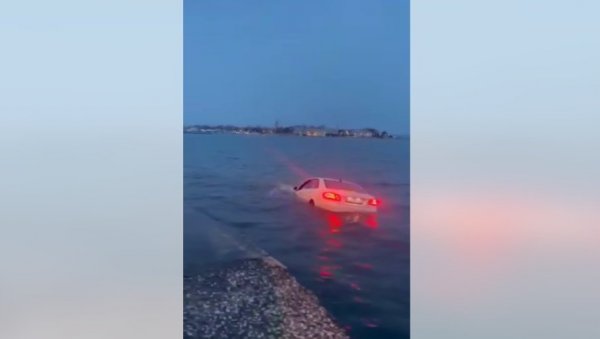НЕСВАКИДАШЊИ СНИМАК ИЗ КОМШИЛУКА: Скупоцени аутомобил паркирао у море, па се похвалио на мрежама (ВИДЕО) НЕСВАКИДАШЊИ СНИМАК ИЗ КОМШИЛУКА: Скупоцени аутомобил паркирао у море, па се похвалио на мрежама (ВИДЕО)