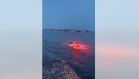 NESVAKIDAŠNJI SNIMAK IZ KOMŠILUKA: Skupoceni automobil parkirao u more, pa se pohvalio na mrežama (VIDEO) NESVAKIDAŠNJI SNIMAK IZ KOMŠILUKA: Skupoceni automobil parkirao u more, pa se pohvalio na mrežama (VIDEO)