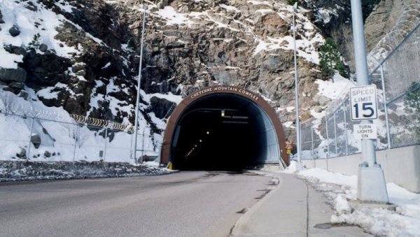 ФЕЉТОН - РАТНЕ ИГРЕ ИЗ ТАЈНОГ АМЕРИЧКОГ БУНКЕРА: У бункеру близу Колорада Спрингса, будно око је надгледало читав свет ФЕЉТОН - РАТНЕ ИГРЕ ИЗ ТАЈНОГ АМЕРИЧКОГ БУНКЕРА: У бункеру близу Колорада Спрингса, будно око је надгледало читав свет